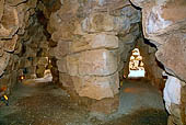 Torralba. Nuraghe di Santu Antine: interno di corridoio di collegamento tra torre est (?) e il cortile. 