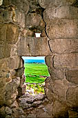 Torralba. Nuraghe di Santu Antine. La finestra che si apre all'altezza della cella del primo piano.