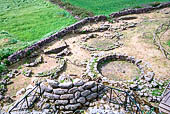 Torralba. Nuraghe di Santu Antine: la torre settentrionale del bastione e capanne del villaggio nuragico visti dal mastio. 