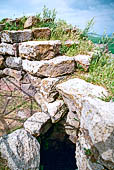 Torralba. Nuraghe di Santu Antine. Resti della muratura sulla cima del mastio. 