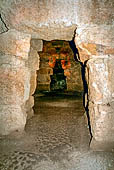 Torralba. Nuraghe di Santu Antine: ingresso dal corridoio alla cella interna del mastio.
