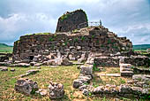 Torralba. Nuraghe di Santu Antine: lato meridionale del bastione, si nota l'ingresso al monumento dietro alcuni resti di epoca romana. 