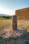 Piana del Golgo, colonna in basalto con scolpita testa di guerriero. 