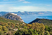 Verso Porto Quao. La vista si apre sul golfo di Orosei e le falesie che scendono vertiginose sul mare. 
