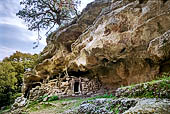 Da Piana del Golgo a Cala Goloritze. Ovile sotto roccia (Colle Chirone), tipica traccia dell'architettura pastorale baunese