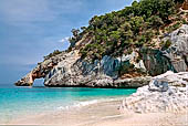 Cala Goloritze e l'arco di roccia calcarea che segna l'ingresso alla cala. 