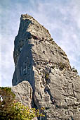 Cala Goloritze. Free climbers su punta Caroddi, la guglia the domina la cala. 