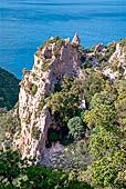Formazioni rocciose lungo il sentiero che risale da Cala Goloritze. 