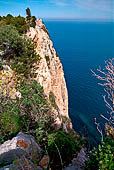 Risaliamo da Porto Pedroso, le falesie di capo Monte Santo. 