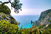Veduta della baia di Pedra Longa dal sentiero che scende per le pendici di Punta Giradili. 
