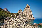 Pedra Longa costa di Baunei, blocco roccioso calcareo che si eleva sul mare per 128 metri.