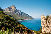 Punta Giradili (732 m s.l.m.) si eleva sulla costa di Pedralonga. 
