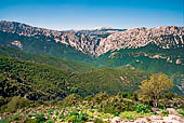 Il vallone del Flumineddu e la gola di Goroppu tra il Supramonte di Orgosolo e quello di Urzulei dalla strada che da Baunei porta a Dorgali.  