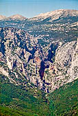 L'impressionante spaccatura della gola di Goroppu tra il Supramonte di Orgosolo e quello di Urzulei dalla strada che da Baunei porta a Dorgali. 