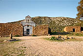 Piana del Golgo. La chiesetta di San Pietro (XVI secolo).