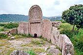 Dorgali. Tomba di giganti di Thomes: esedra con stele centinata. 