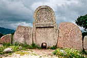 Dorgali. Tomba di giganti di Thomes: esedra con stele centinata. 