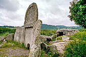 Dorgali. Tomba di giganti di Thomes: esedra con stele centinata.