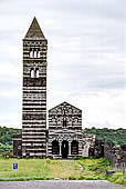 Abbazia della SS Trinit� di Saccargia. La facciata a fasce di pietre nere basaltiche alternate a bianche calcaree della  chiesa.
