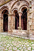 La chiesa di S. Antioco di Bisarcio, il portichetto.