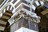 Abbazia della SS Trinit� di Saccargia. un dettaglio delle sculture zoomorfe dei capitelli nel protiro della chiesa.