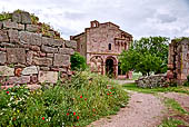 La chiesa di S. Antioco di Bisarcio e ruderi del muro di cinta.