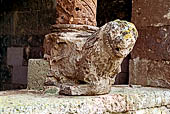 La chiesa di S. Antioco di Bisarcio. Dettaglio della colonnina del portichetto.