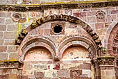 La chiesa di S. Antioco di Bisarcio, dettaglio della facciata.