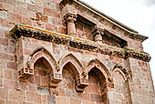 La chiesa di S. Antioco di Bisarcio, dettaglio della fascia superiore della facciata.