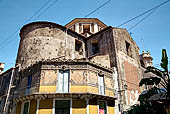 Catania - negozio Frigeri in via Manzoni addossato all'abside della Basilica della Collegiata, stile liberty.