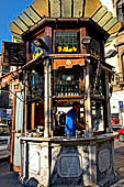 Catania - un caratteristico 'chiosco' in via Umberto.