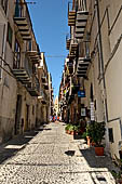 Cefal - a narrow lane leading to Piazza del Duomo.