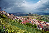 Il borgo di Aidone, adagiato su una collina.