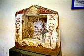 Palermo, museo Salinas. Edicola Funeraria greco-punica proveniente da Marsala. Sugli stipiti, il simbolo della dea fenicia della fertilit Tanit. 
