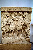 Palermo, museo Salinas, metopa del tempio Y di Selinunte, (VI secolo aC). Vi sono raffigurate due divinit, forse Demetra e Kore, su una quadriga. 