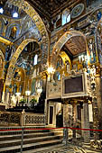 Palermo - Palazzo dei Normanni, Cappella Palatina: l'ambone a lato del presbiterio. questo sopraelevato su 5 gradini.