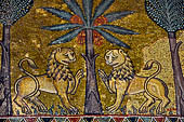 Palermo - Palazzo dei Normanni. Sala di Ruggiero, particolare dei mosaici rappresentati scene di daccia. 