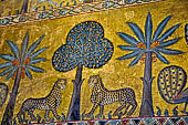 Palermo - Palazzo dei Normanni. Sala di Ruggiero, particolare dei mosaici rappresentati scene di daccia. 