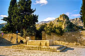 Scopello (Trapani), la piazza del piccolo paese con la sua fontana-abbeveratoio in pietra. 