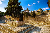 Scopello (Trapani), la piazza del piccolo paese con la sua fontana-abbeveratoio in pietra. 