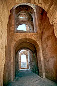 El Jem, l'anfiteatro romano. Dettaglio  di un ingresso della facciata.