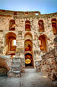 El Jem, l'anfiteatro romano. Dettaglio di uno dei due ingressi principali trasversali.