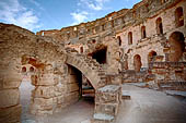 El Jem, l'anfiteatro romano. Dettaglio del podio con il corridoio voltato e una delle porte che si aprono sull'arena.