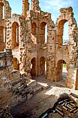 El Jem, l'anfiteatro romano. Dettaglio delle sottostrutture che sorreggono la cavea.