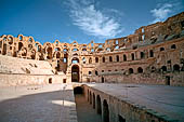 El Jem, l'anfiteatro Romano. Vista interna dell'anfiteatro, l'asse longitudinale del seminterrato dell'arena.