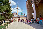 Konya, Mevlana Meydani, di fronte sullo sfondo l'ingresso del museo Mevlana, a destra la Selimiye Camii. 