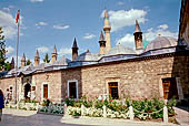 Konya, Mevl�n�  Museum, muro esterno del recinto dove si allineano le celle dei dervisci ricoperte da piccole cupole.. 