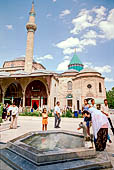 Konya, Mevl�n�  Museum pellegrini bevono acqua considerata santa e di buon augurio per le donne e i bambini.