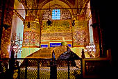 Konya, Mevl�n�  Museum. il cenotafio di Mevlana sotto la volta della cupola verde.