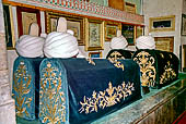 Konya, Mevl�n�  Museum. Sala del mausoleo, tombe derviscie.
